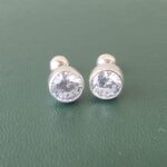 Arete de circón blanco circulo
